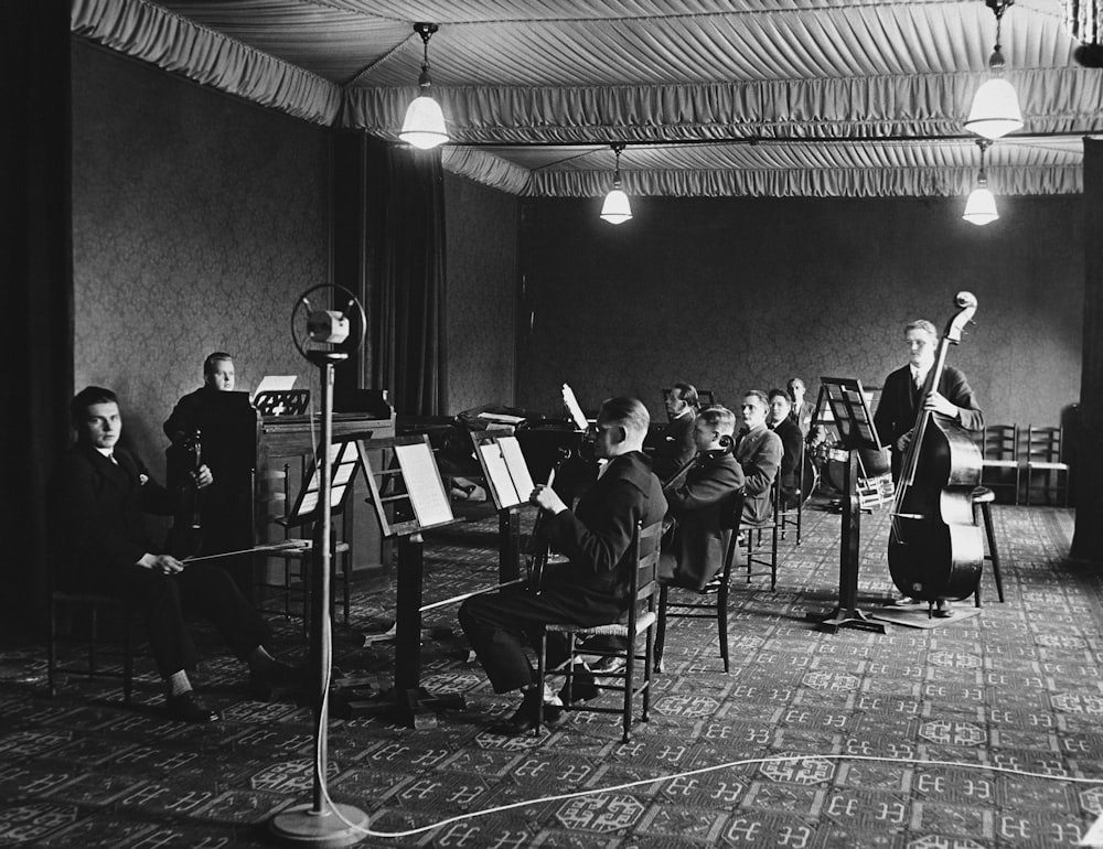 Una foto en blanco y negro de una banda en una habitación