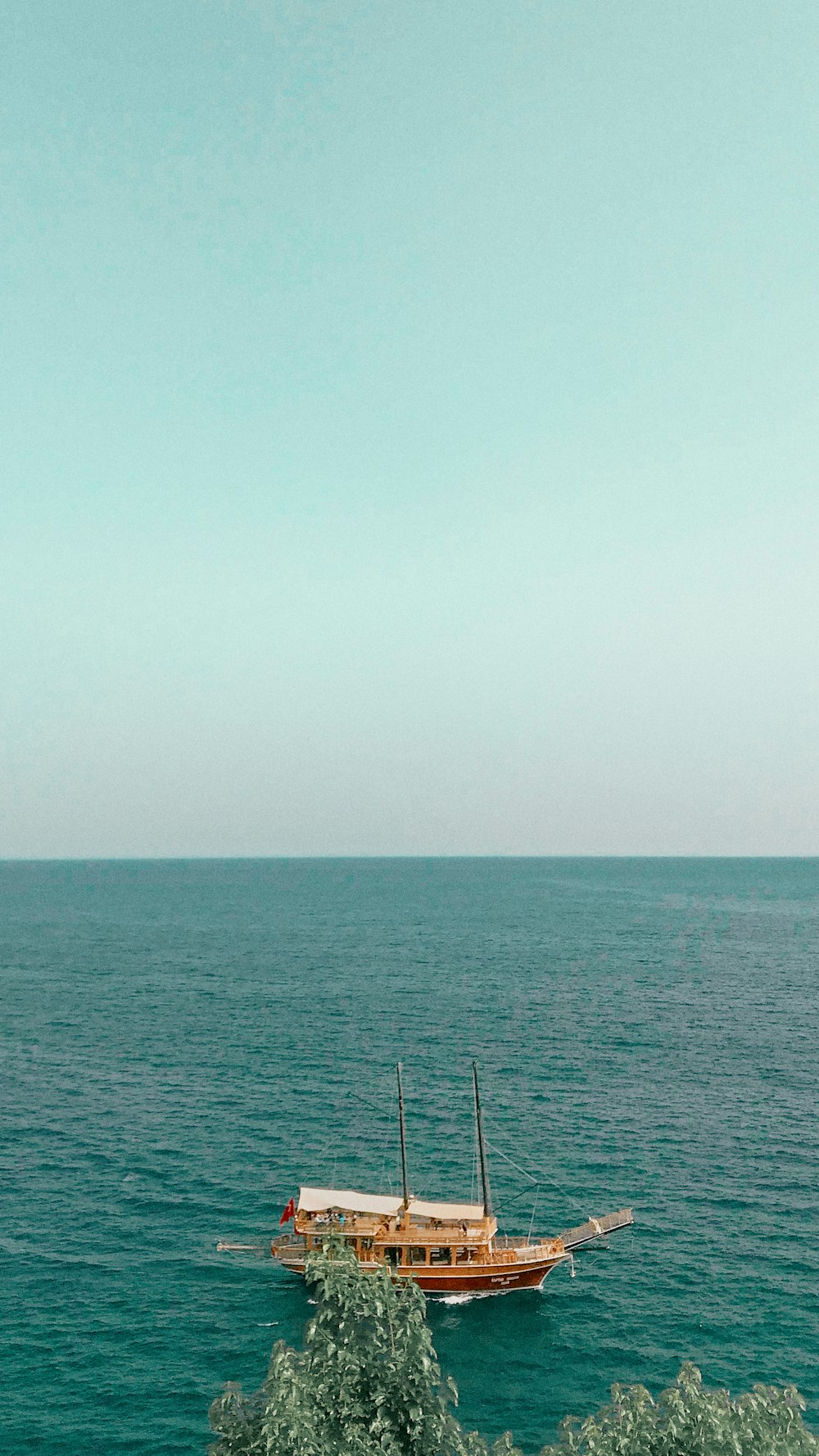 un barco flotando sobre una gran masa de agua