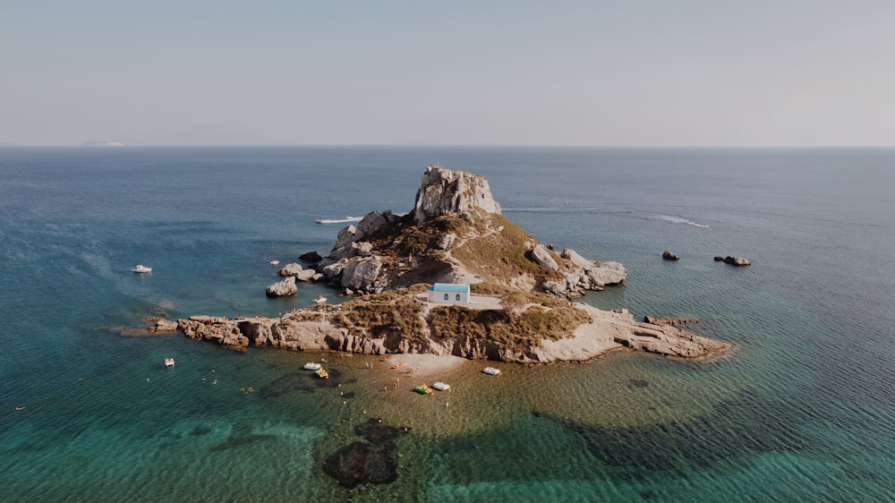 海の真ん中にある小さな島