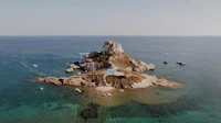 Rotseilandje voor de kust van Kos