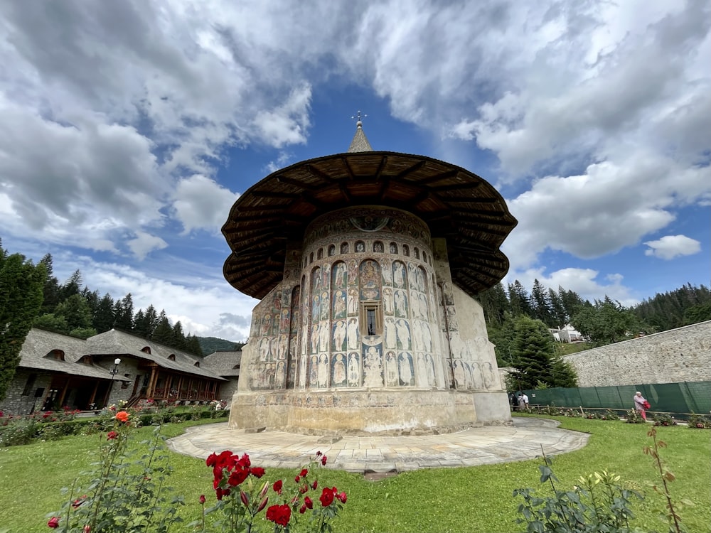 un bâtiment qui a une tour au milieu de celui-ci