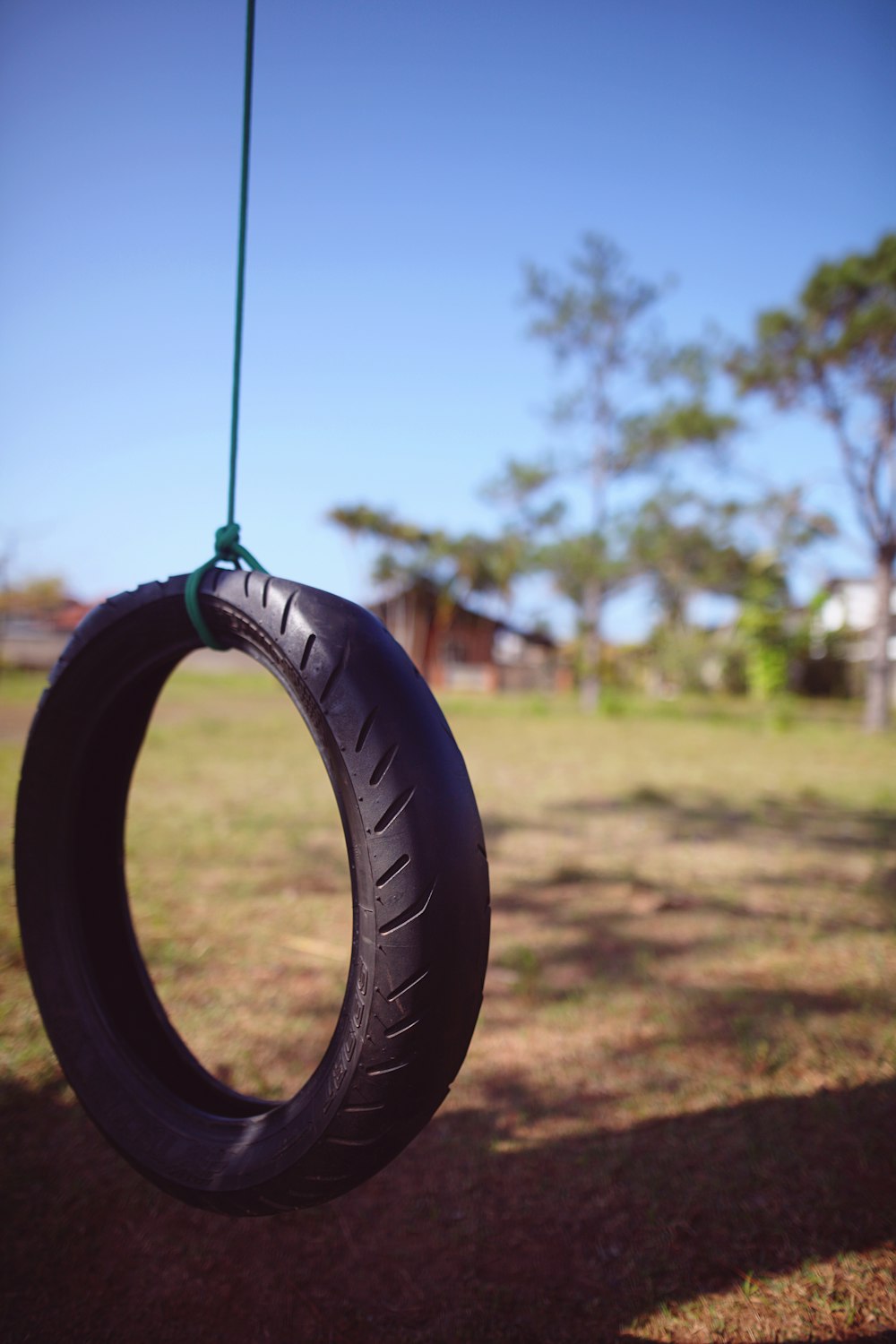 ein Reifen, der an einem Seil auf einem Feld hängt