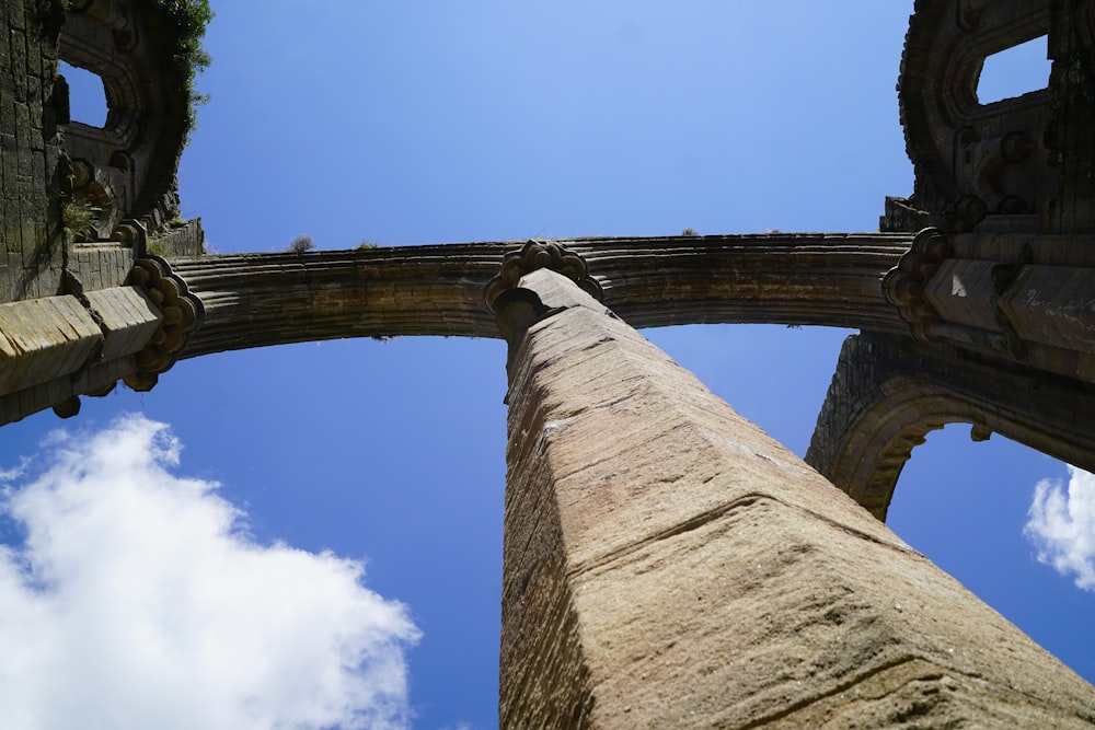 a tall stone structure with a sky in the background