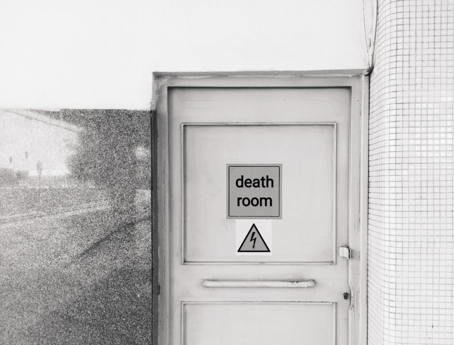 办公楼中的门牌标识 - 室内导向和房间识别标识示例