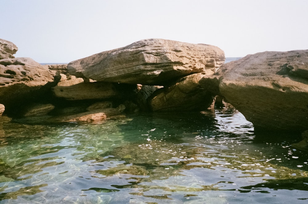 un cuerpo de agua rodeado de grandes rocas