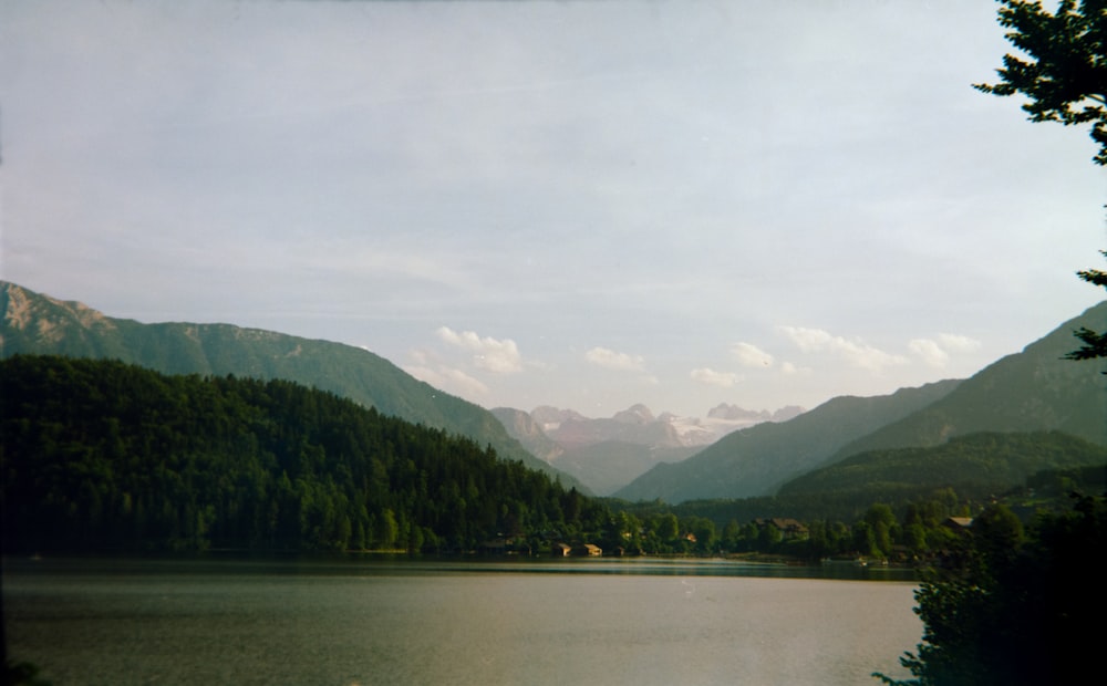 山と木々に囲まれた湖