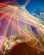 a blurry photo of a street light