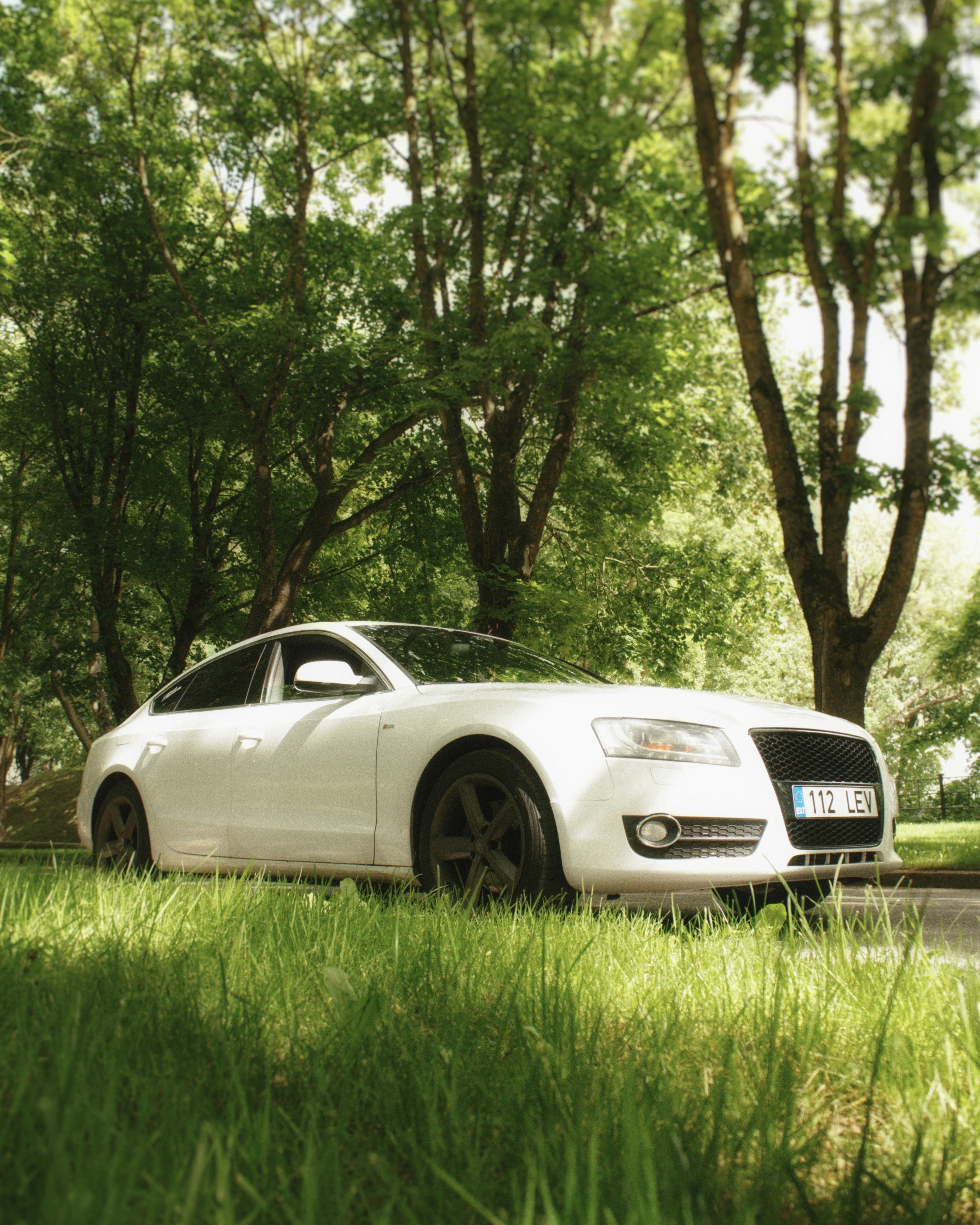 A white car parked on the side of a road photo – Free Car Image on Unsplash