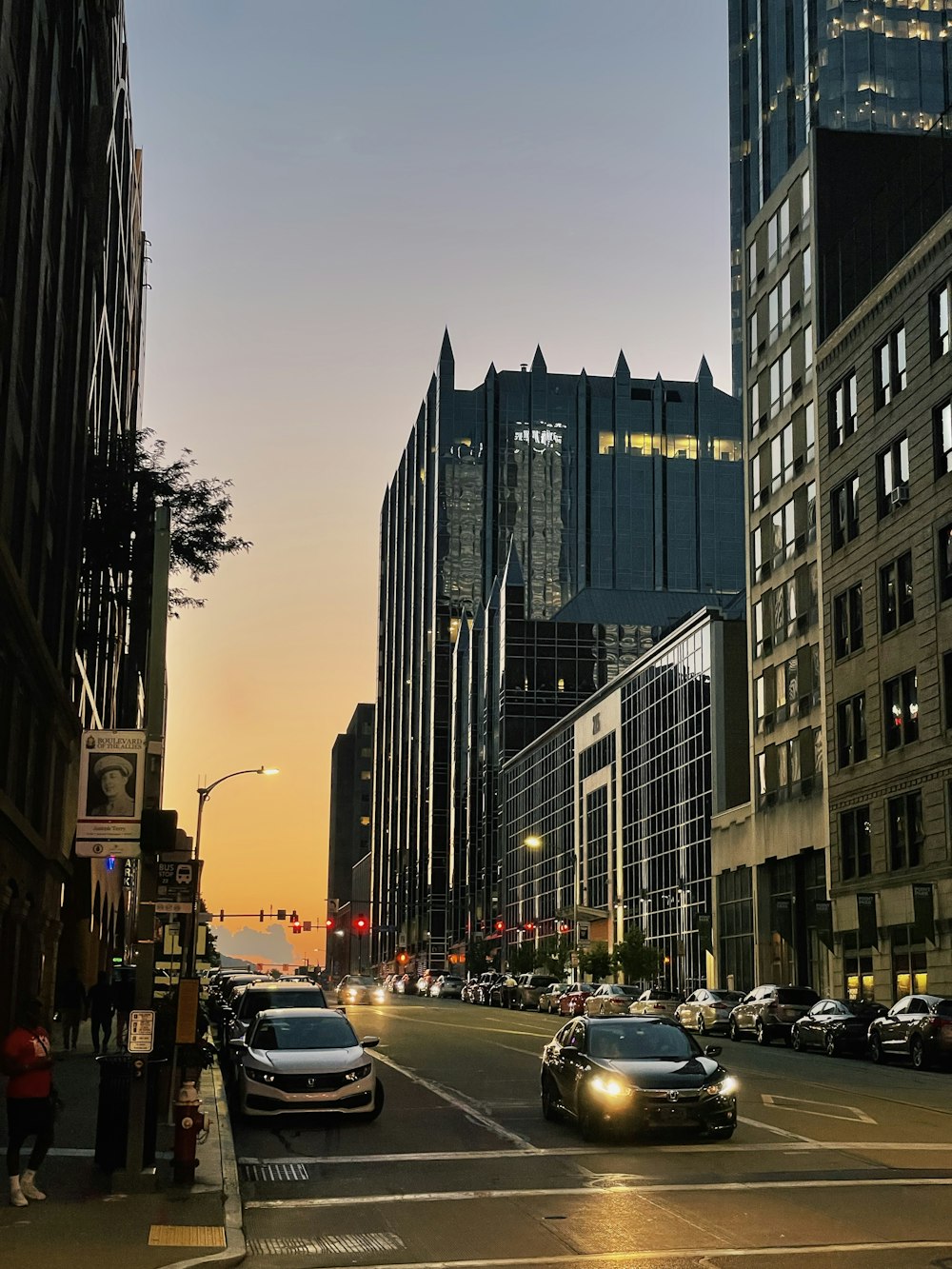 Una calle de la ciudad llena de muchos edificios altos