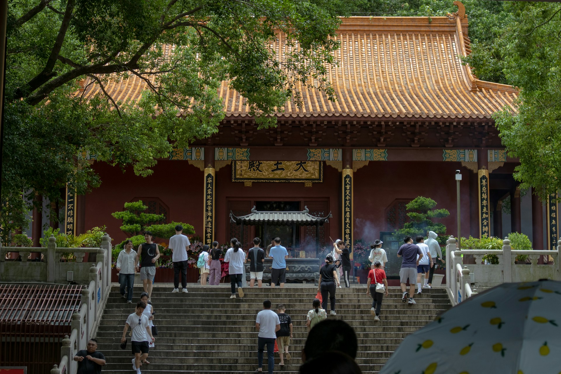 gray computer monitor