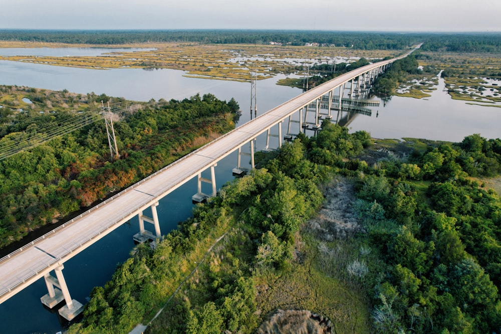 Una vista aérea de un puente sobre un río