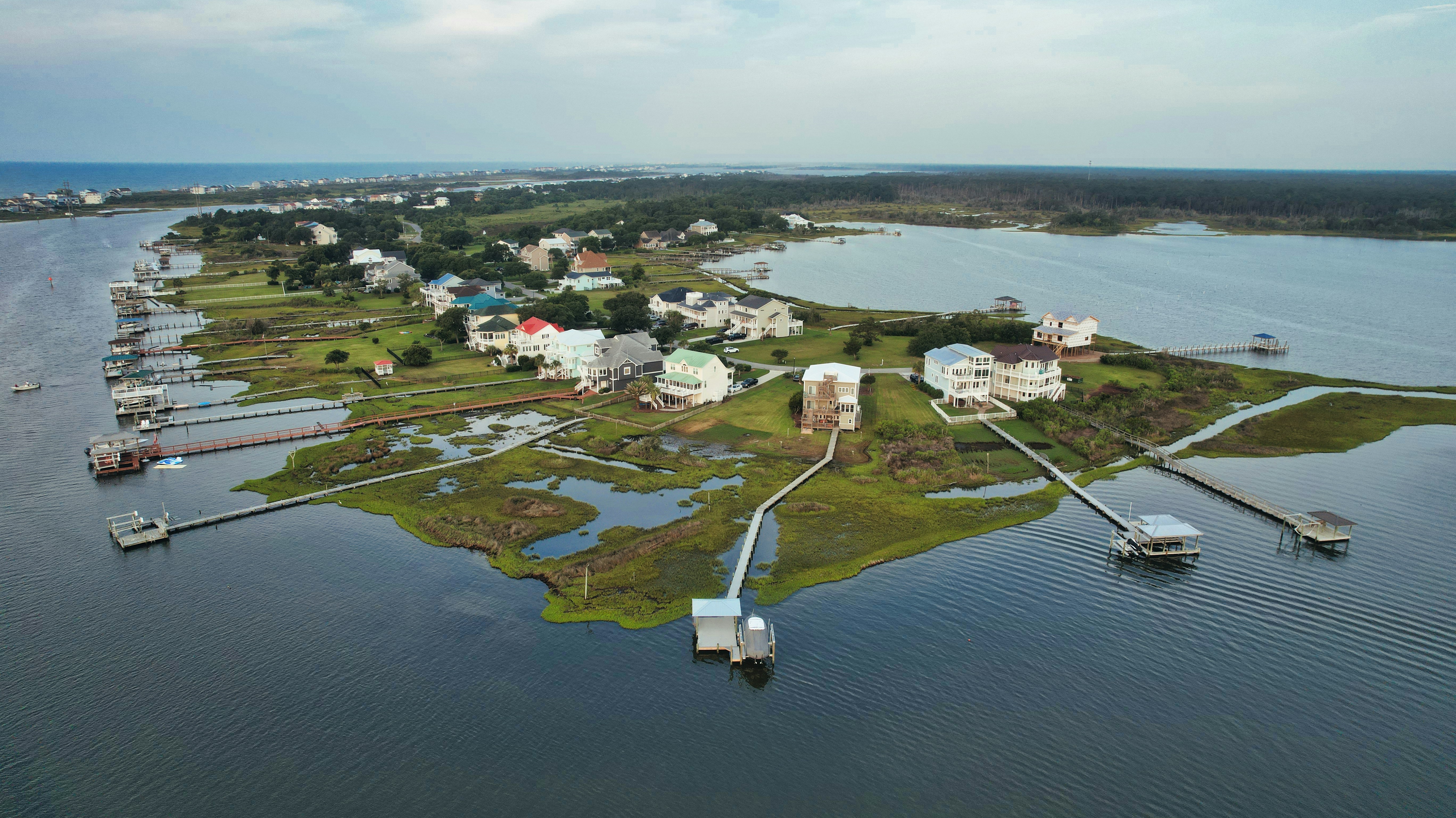 An aerial view of a small island in the middle of a body of water photo ...