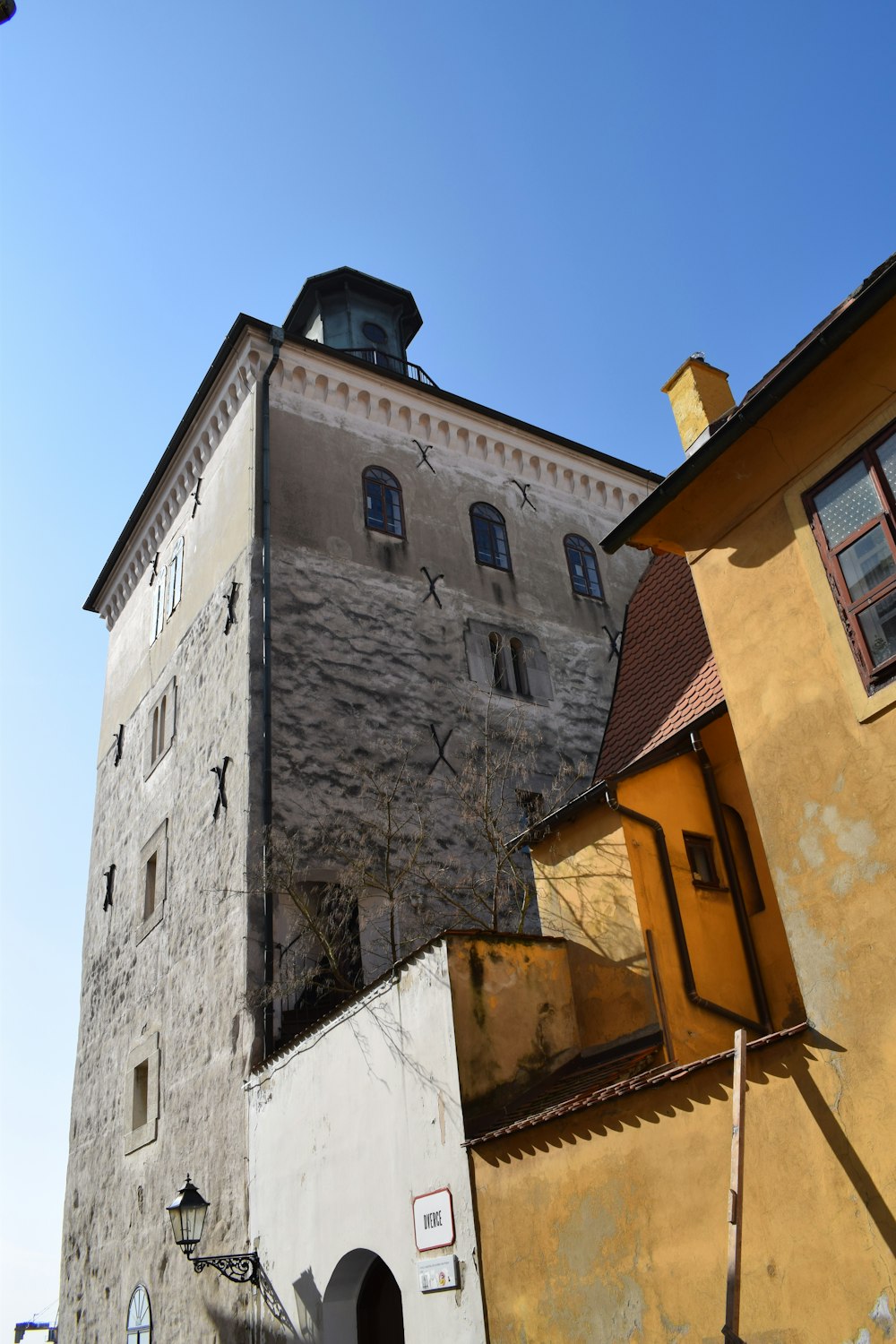 Ein hohes Gebäude mit einer Uhr auf der Spitze