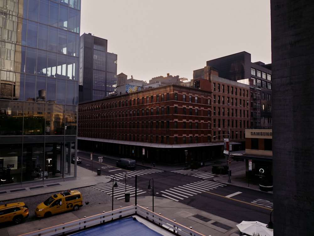 Una vista de una calle de la ciudad desde un edificio de gran altura