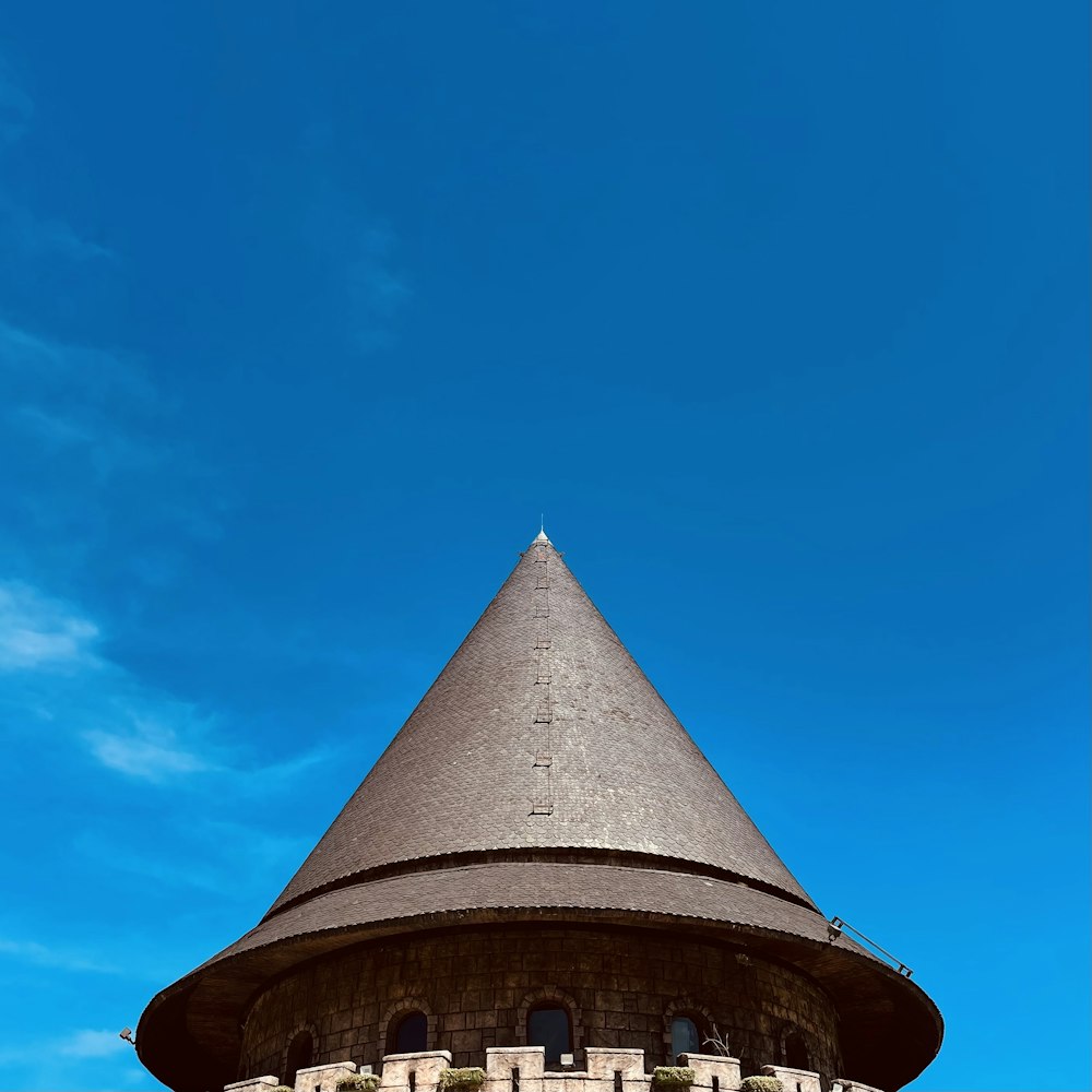 ein hoher Turm mit einer Uhr an der Seite