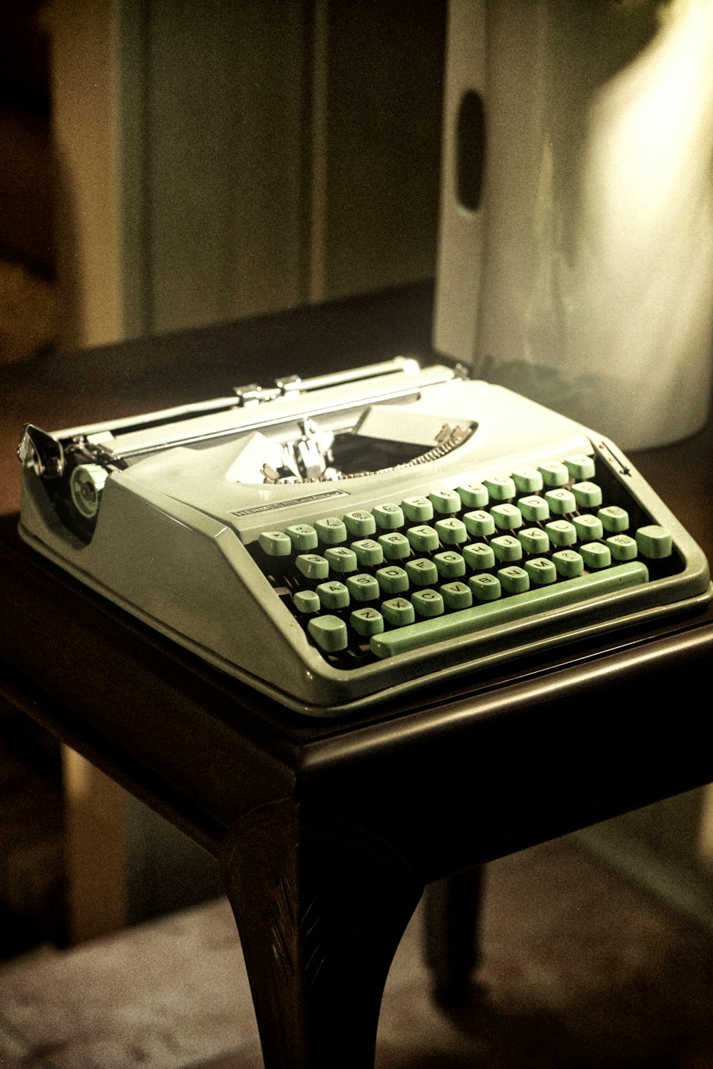 テーブルの上に座っている昔ながらのタイプライター