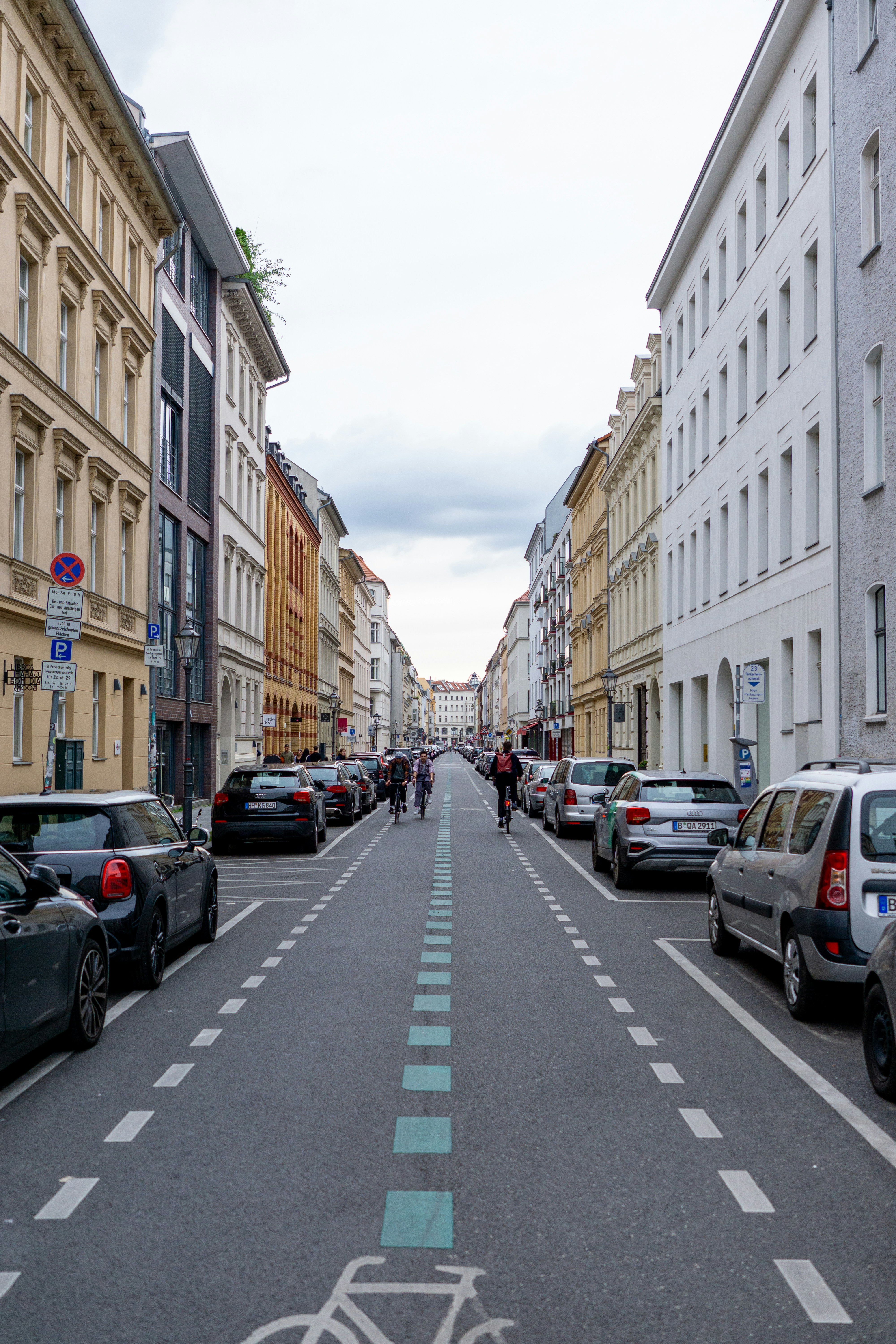 A city street lined with parked cars and tall buildings photo – Free ...