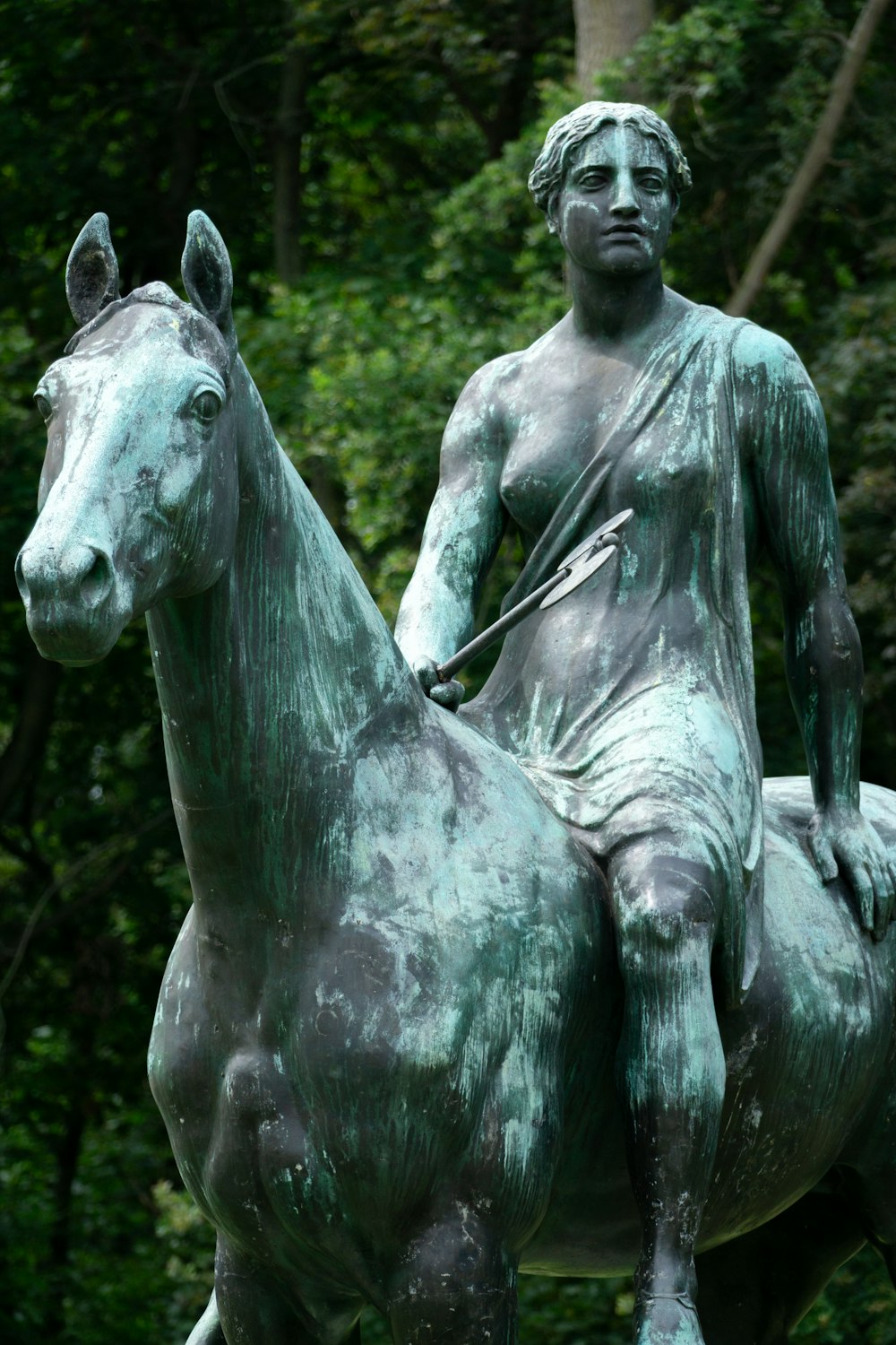 uma estátua de um homem sentado em um cavalo