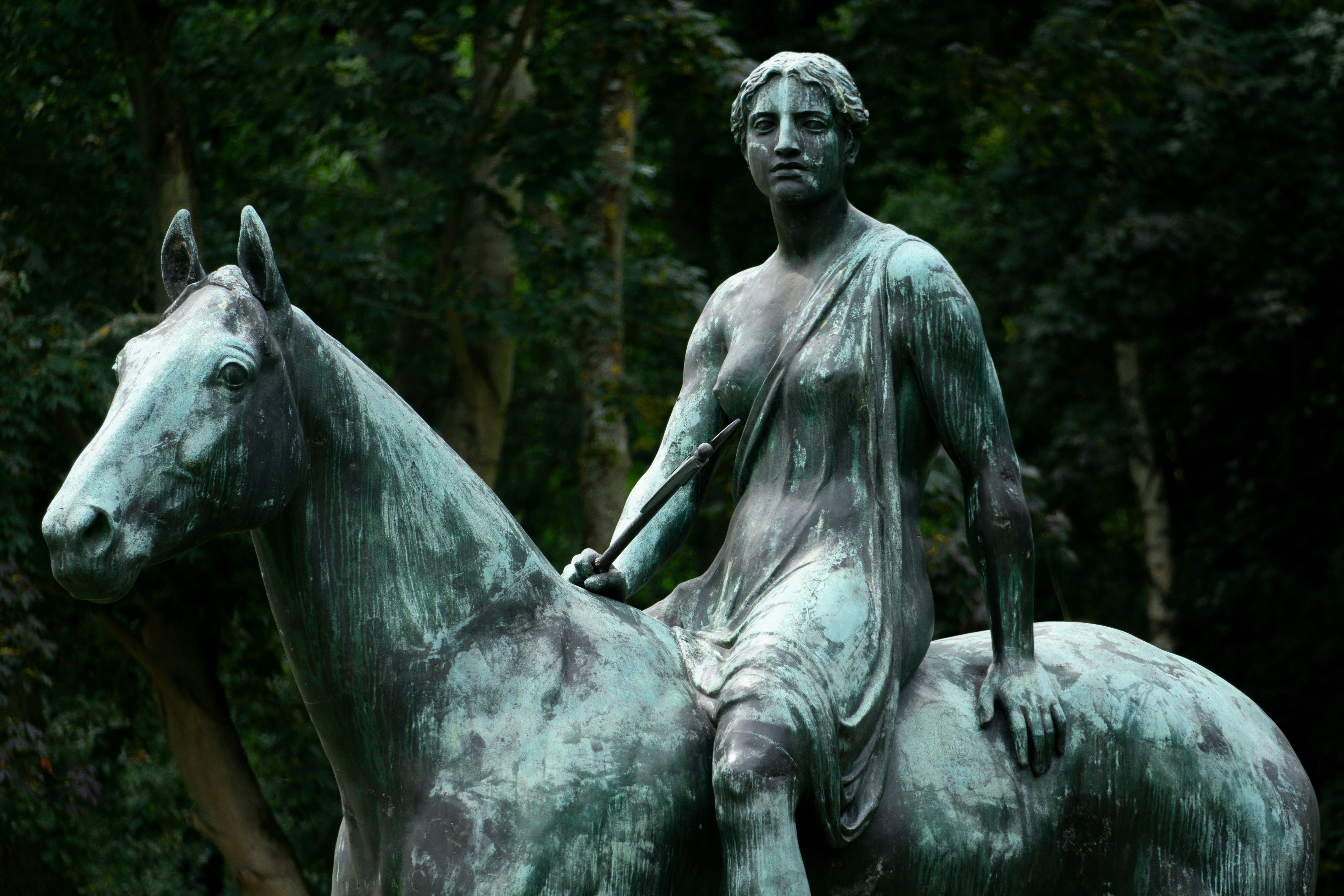 une statue d’un homme assis sur un cheval