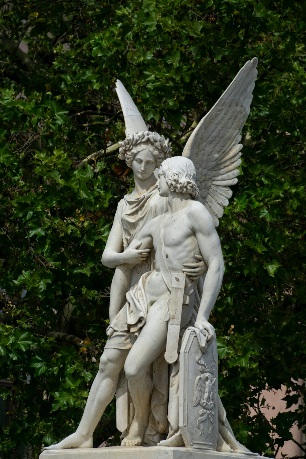 Una estatua de un hombre sosteniendo a una mujer