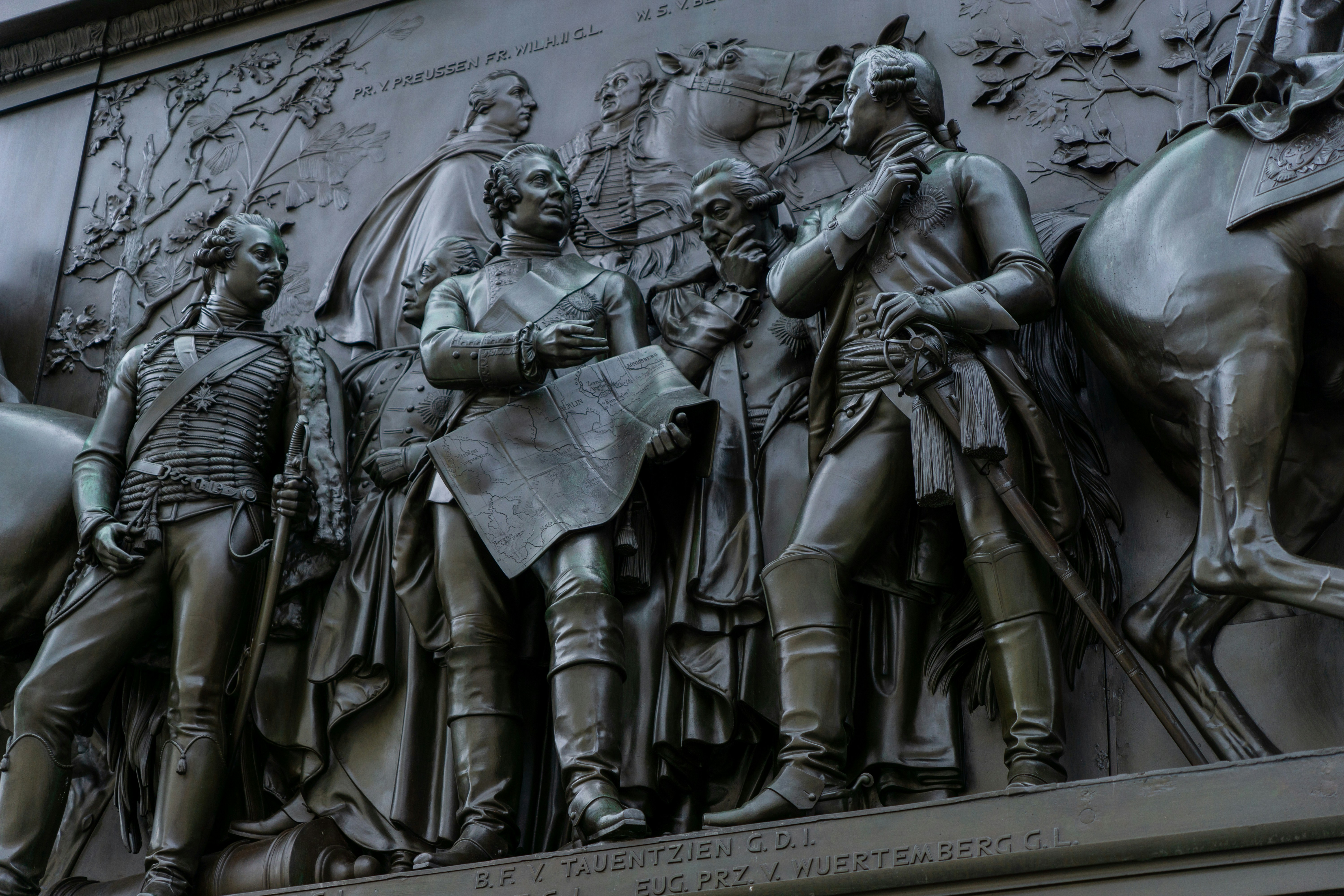 una estatua de un grupo de hombres parados uno al lado del otro