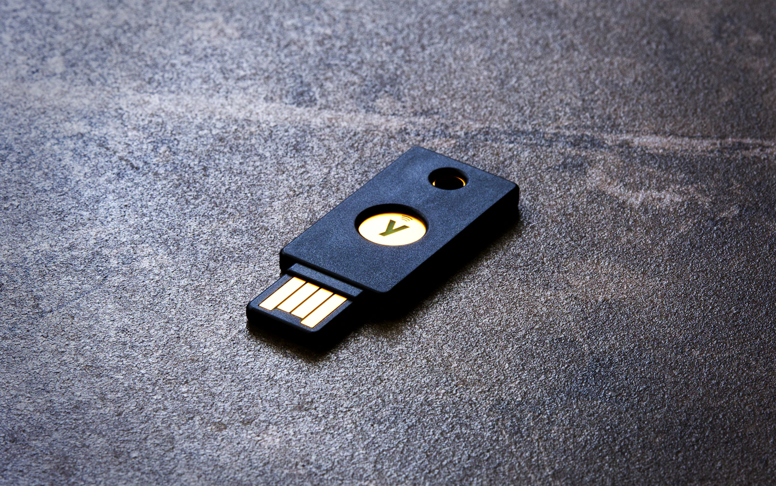 Clé de sécurité USB posée sur une surface sombre