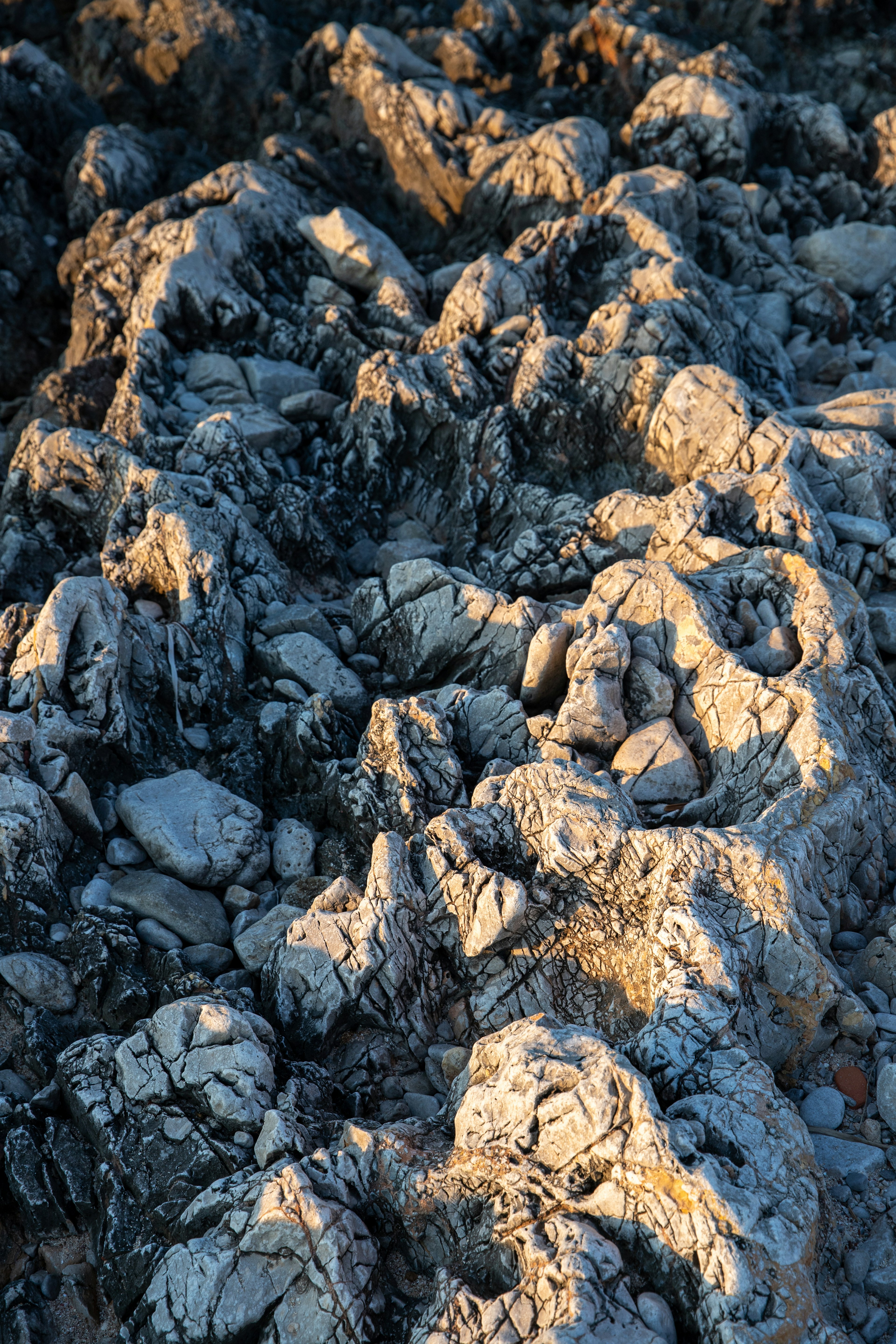 lava solidificata sull'isola di vulcano nel mediterraneo, da visitare almeno una volta nella vita