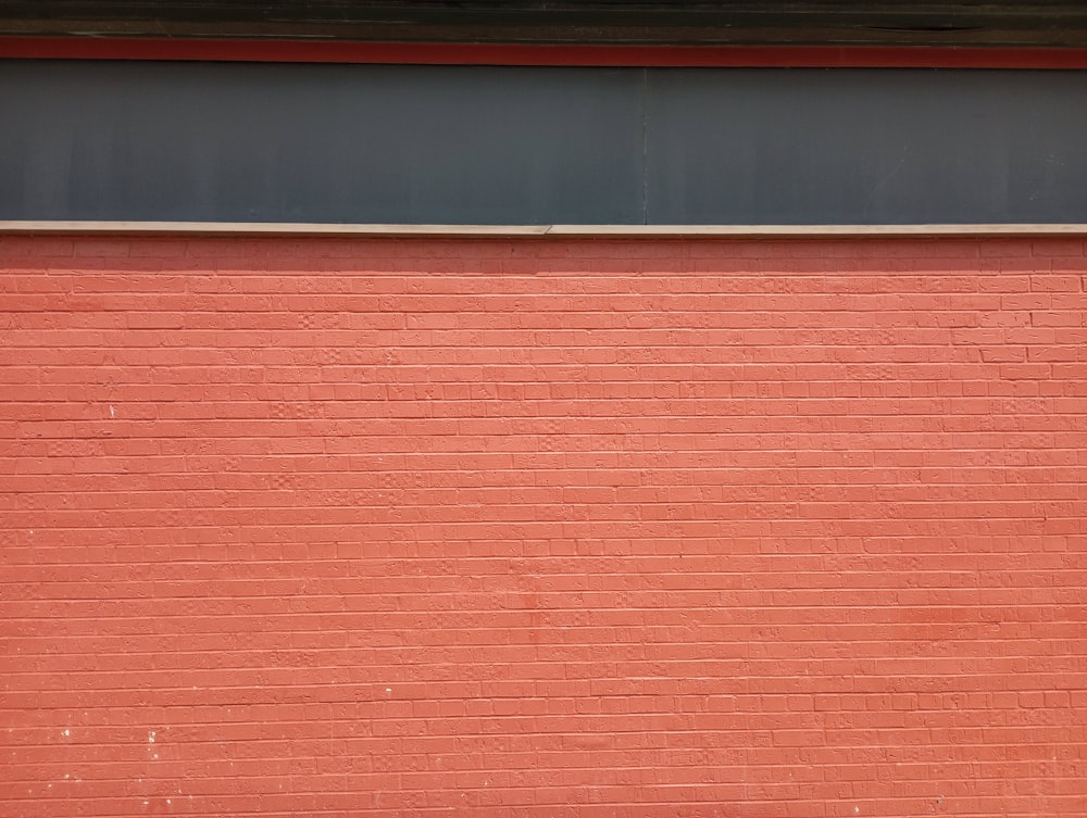 eine rote Backsteinmauer mit einem Stoppschild darauf