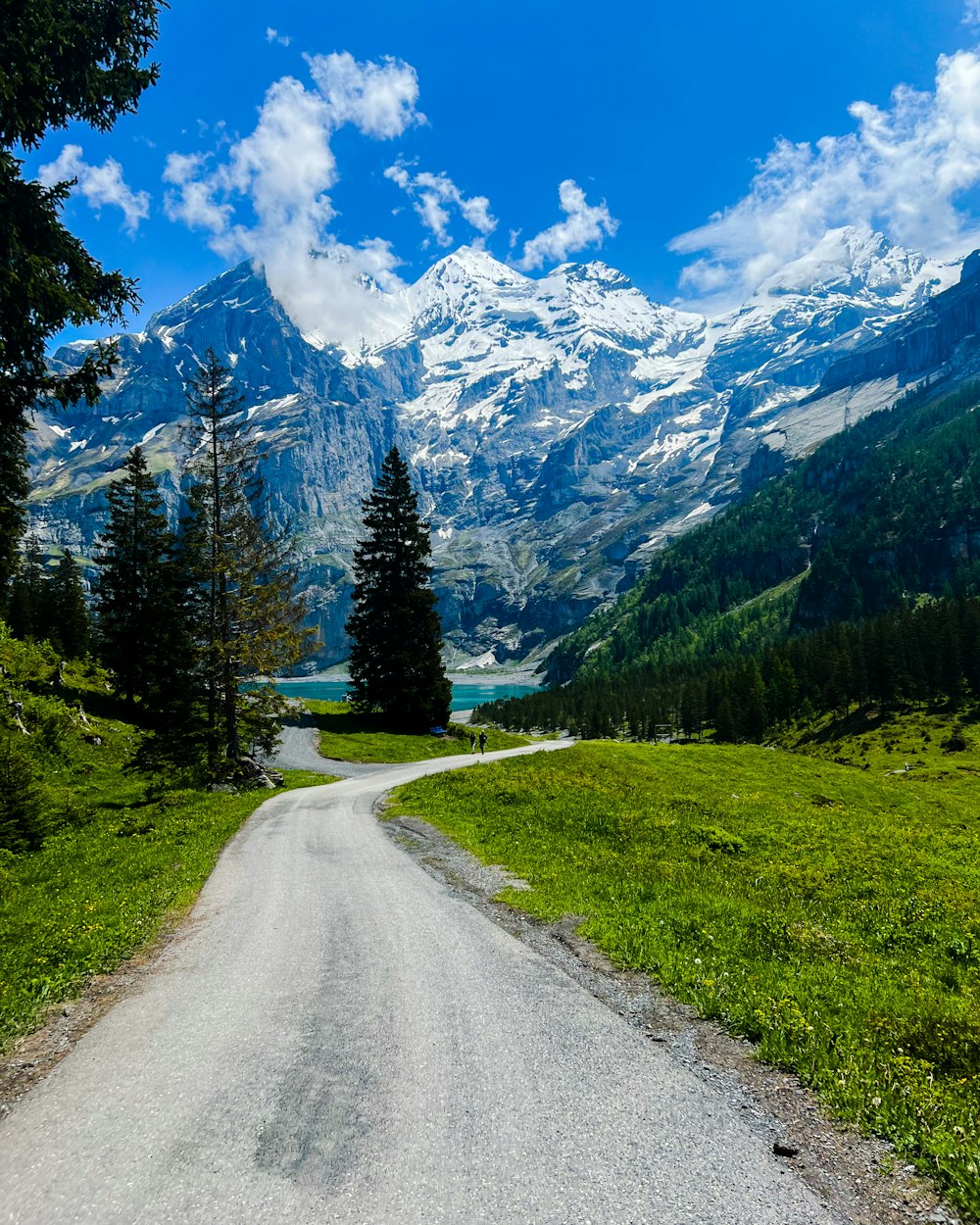 Eine unbefestigte Straße mitten in einem Gebirge