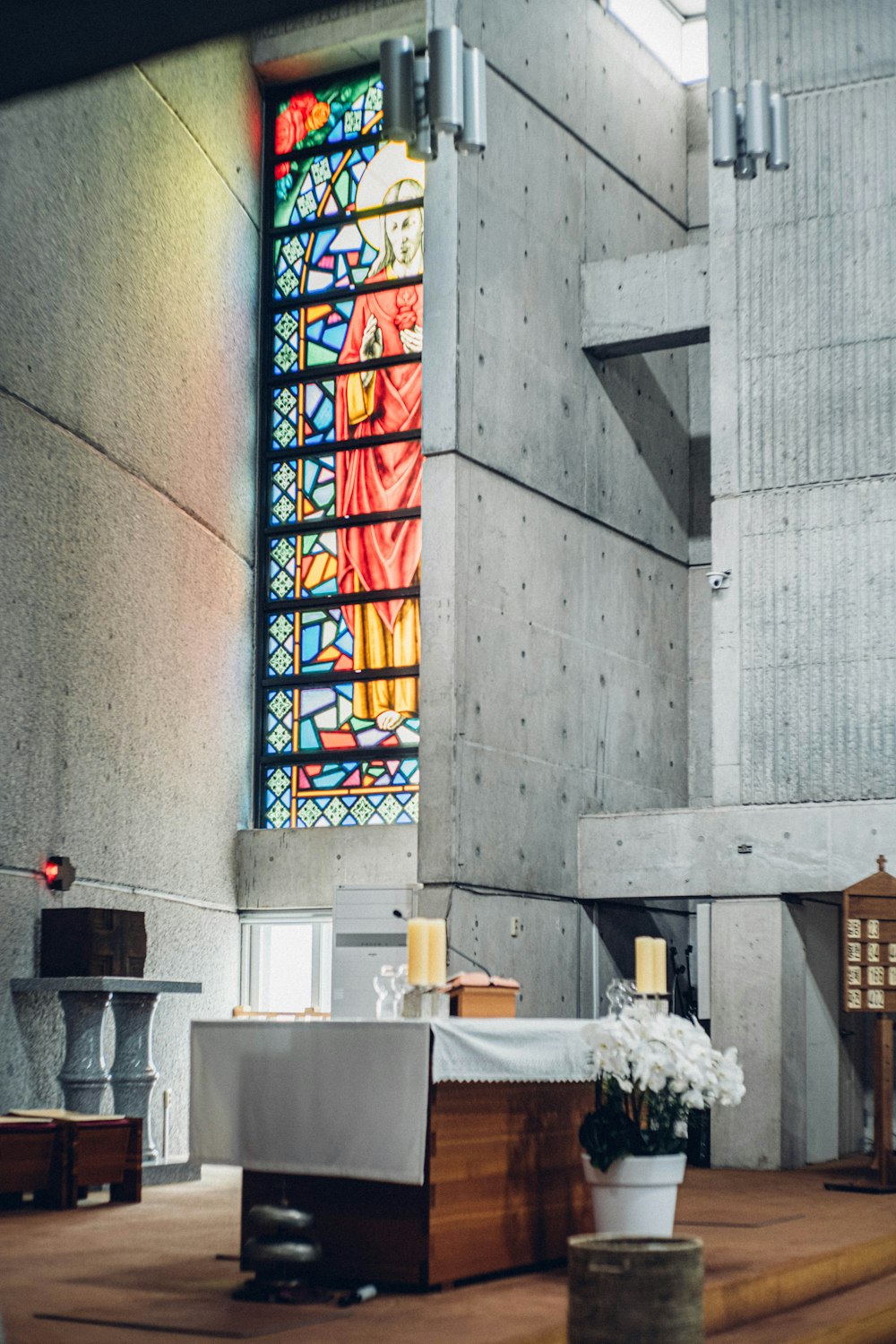una vidriera dentro de una iglesia