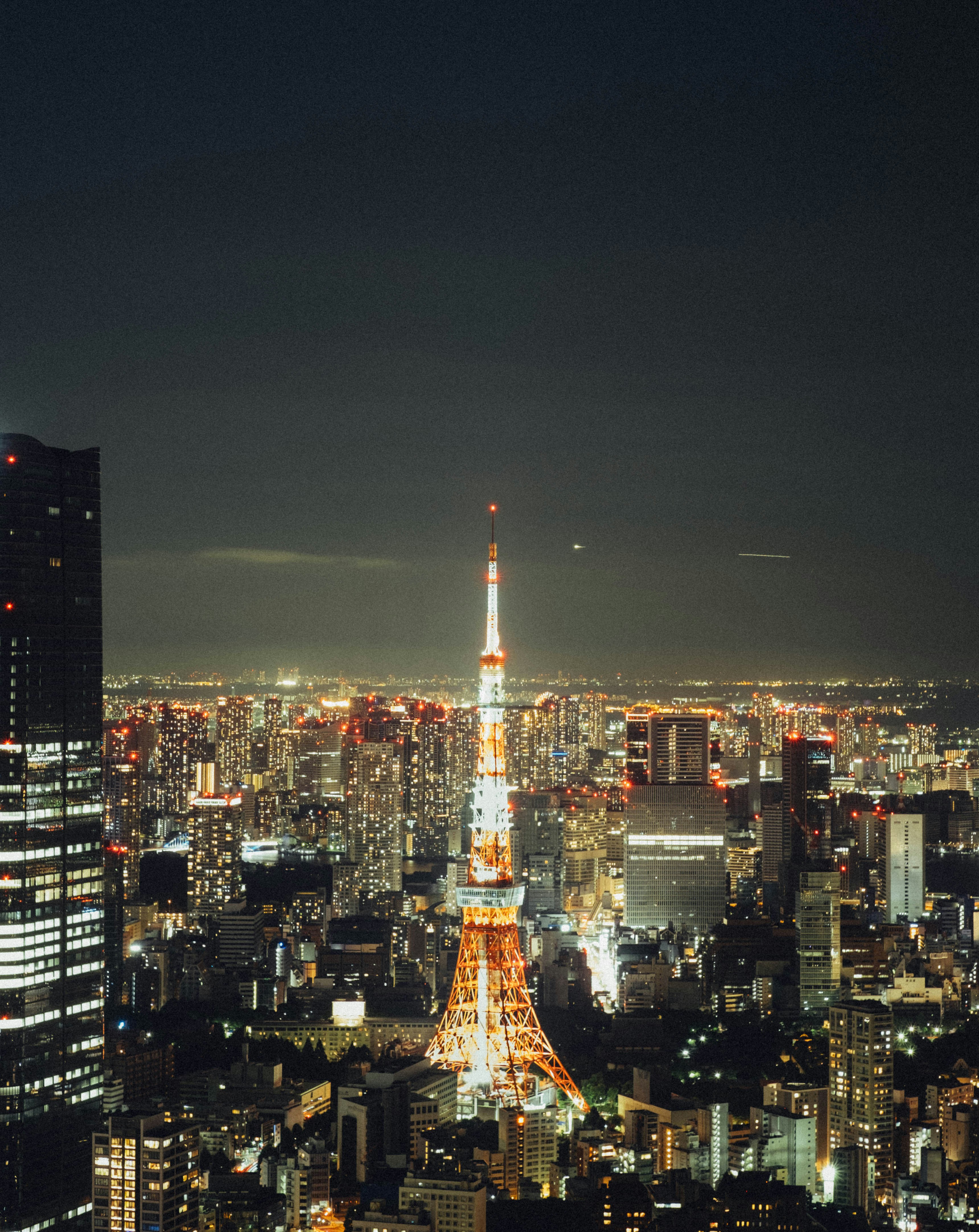 Una vista de una ciudad por la noche desde lo alto de un edificio