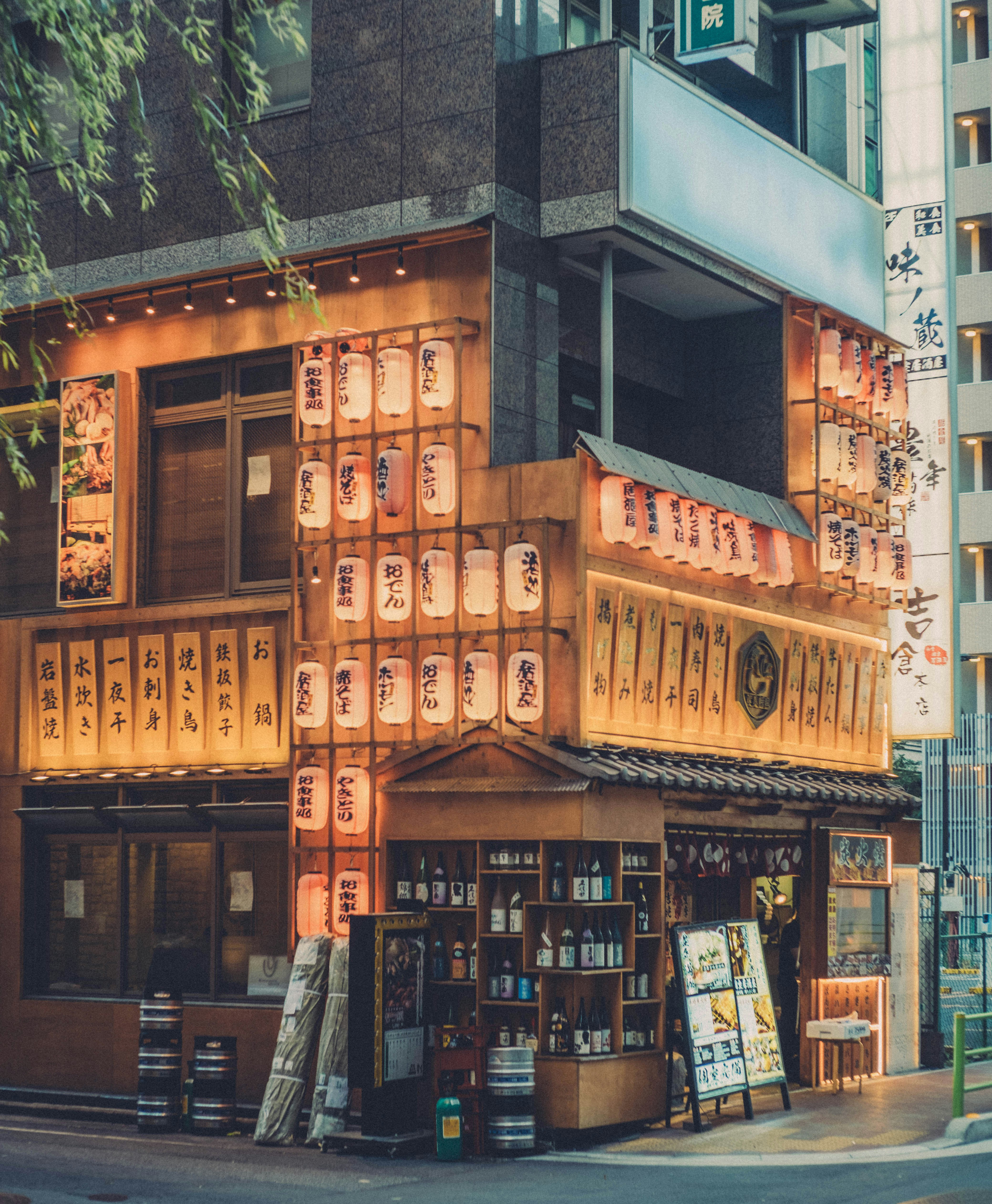 Un edificio que tiene muchas luces