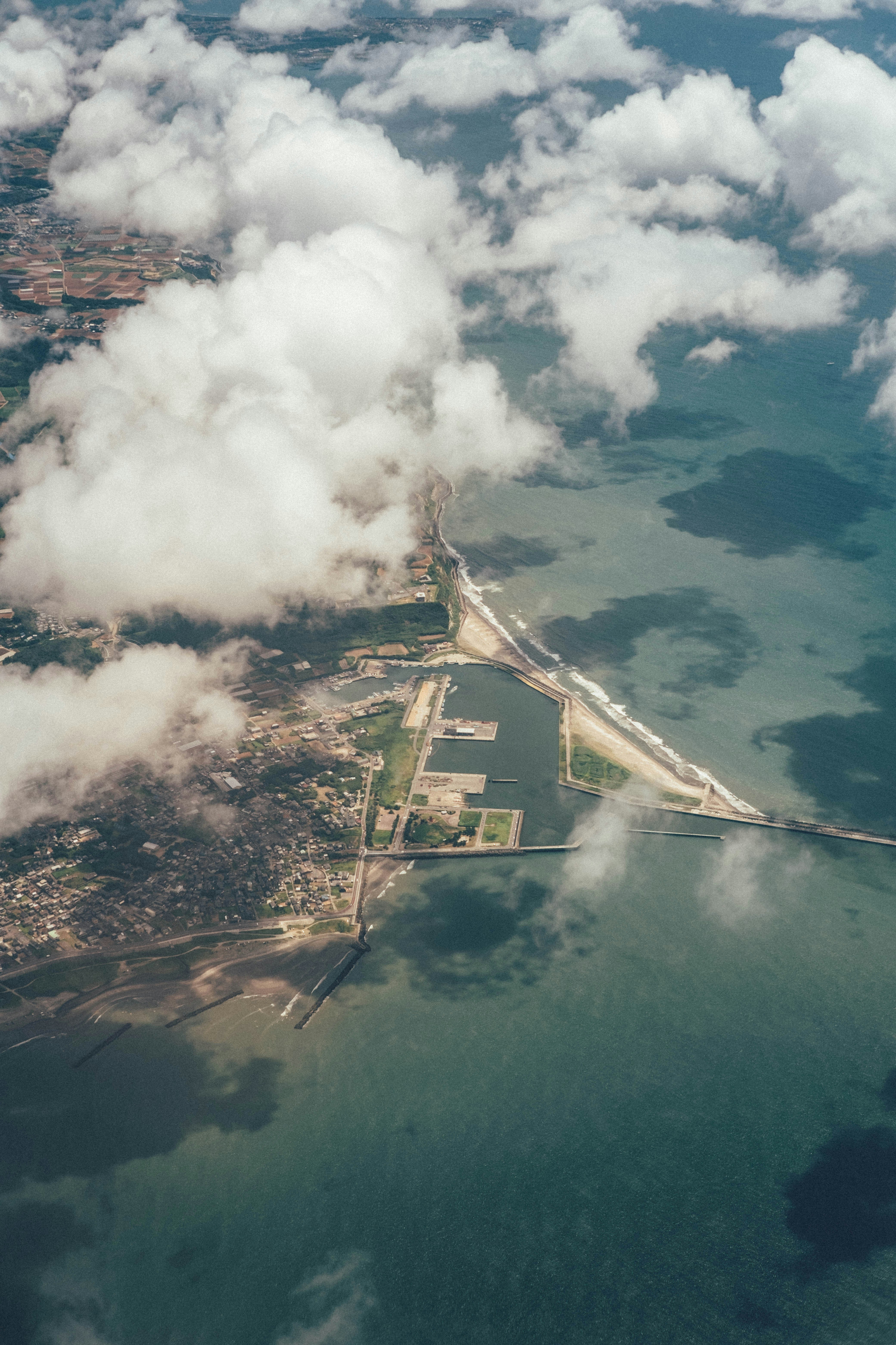 una gran masa de agua rodeada de nubes