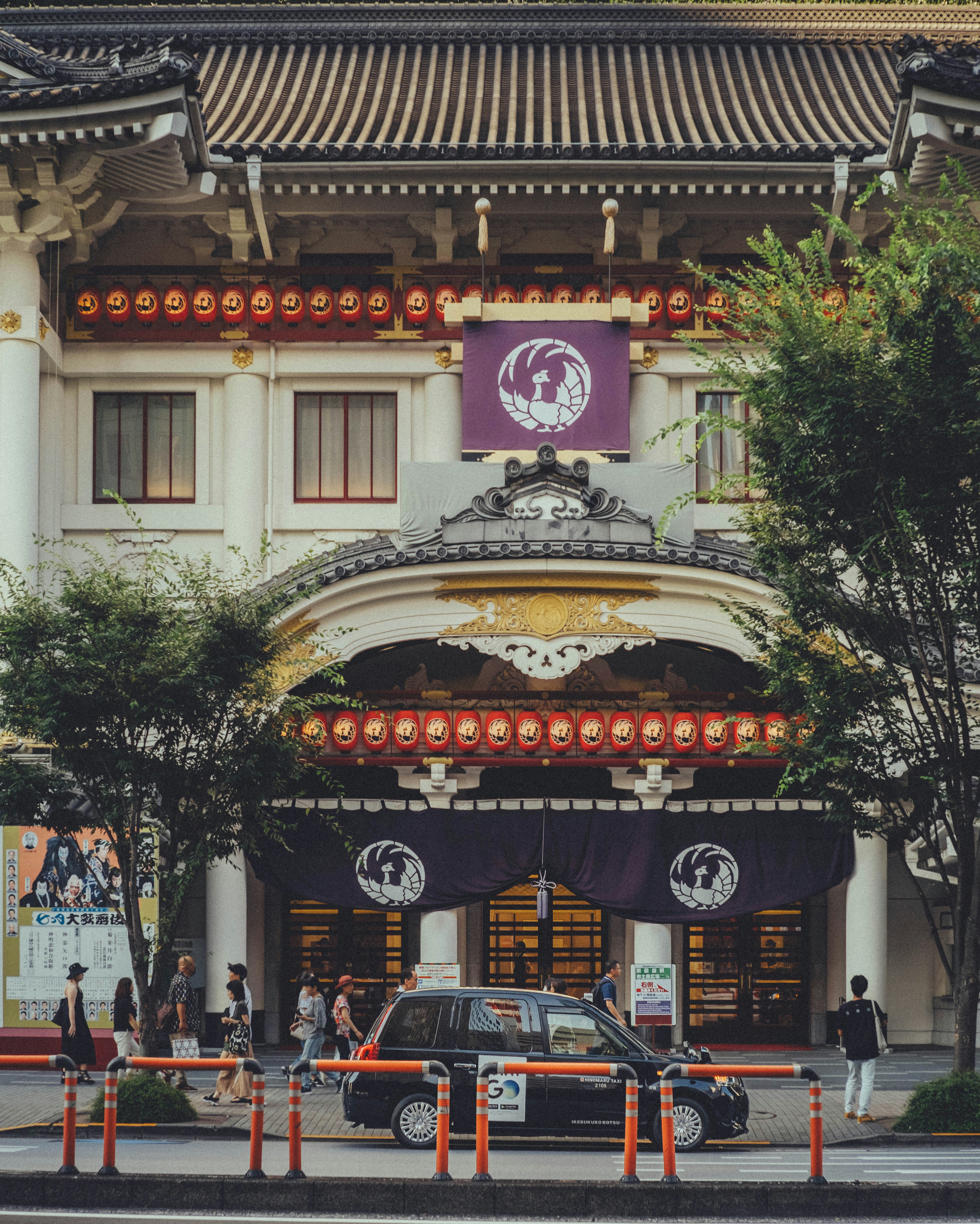 Un coche está estacionado frente a un edificio