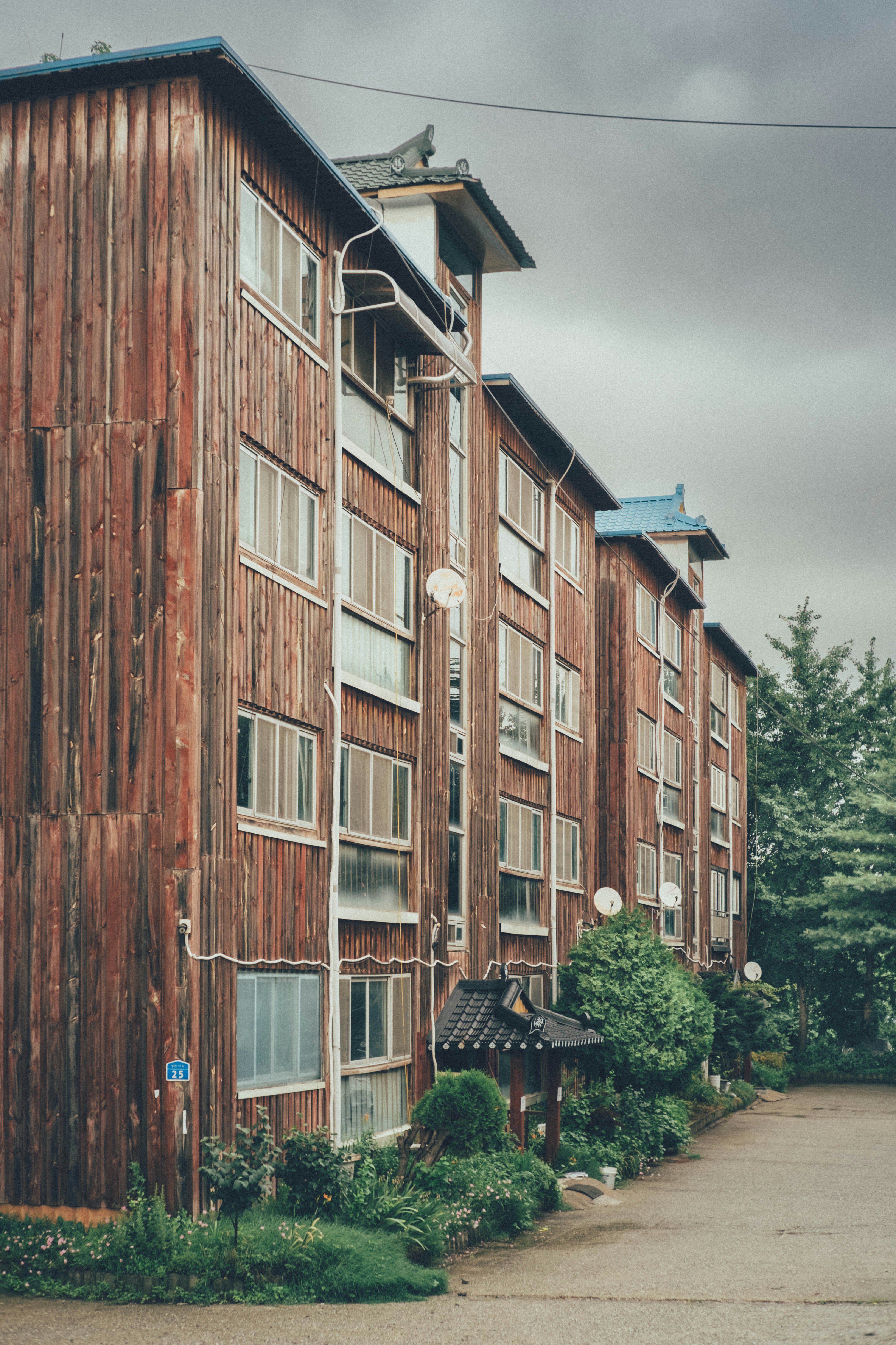 Un alto edificio de madera sentado junto a un exuberante bosque verde