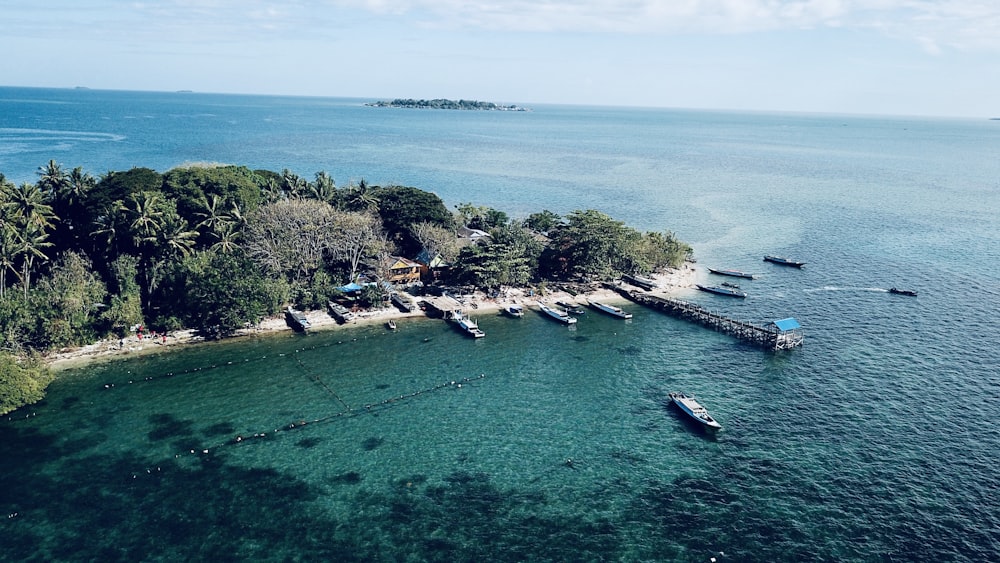 Una pequeña isla con barcos en el agua