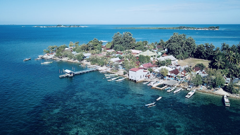 Una vista aérea de una pequeña isla en medio del océano