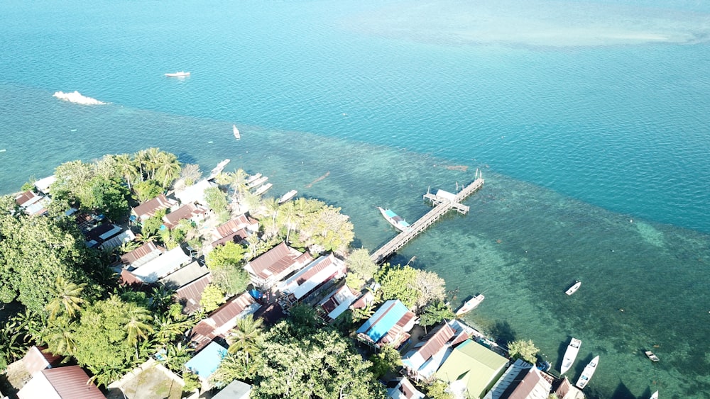 Una vista aérea de un pequeño pueblo junto al agua