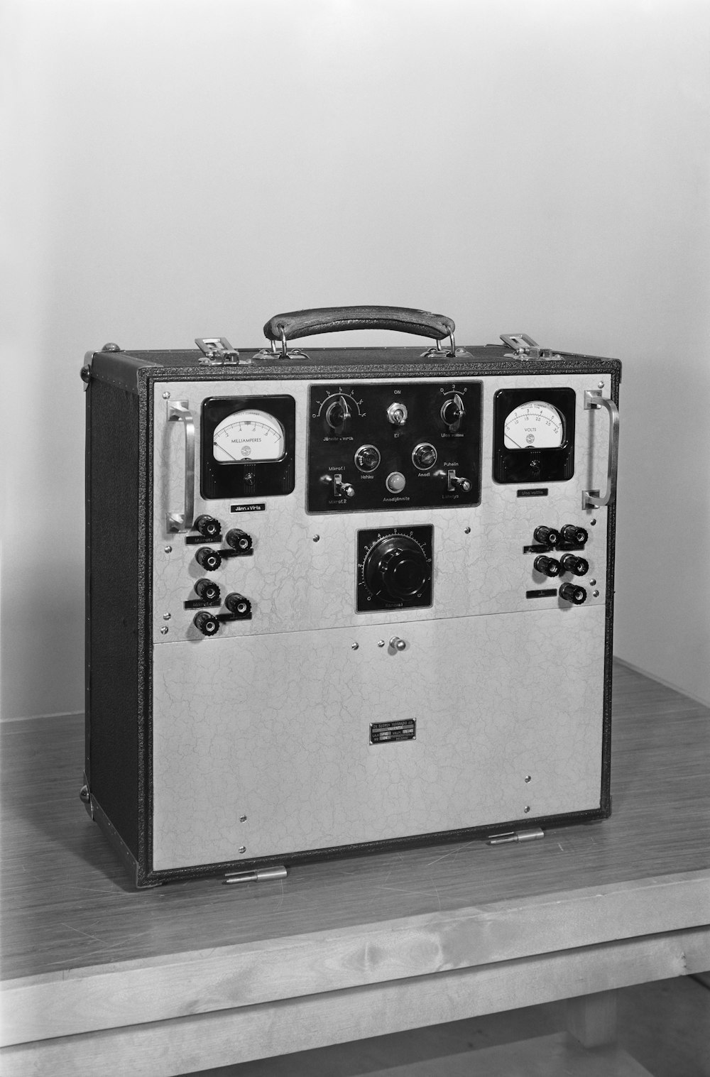 a black and white photo of a machine