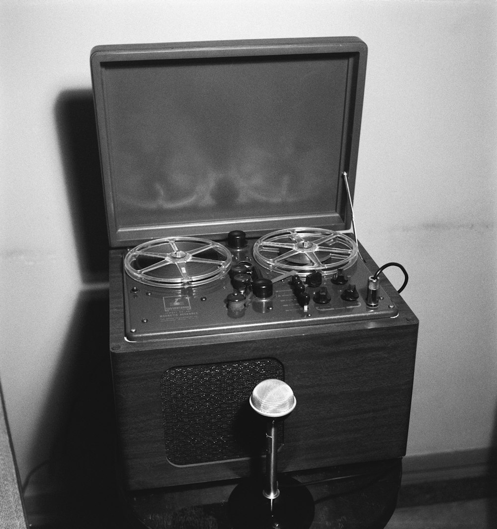 a black and white photo of an old fashioned radio