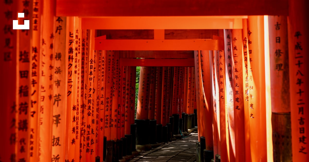 Foto zum Thema Eine lange Reihe roter Tori Tori Tori Tori Tori Tori