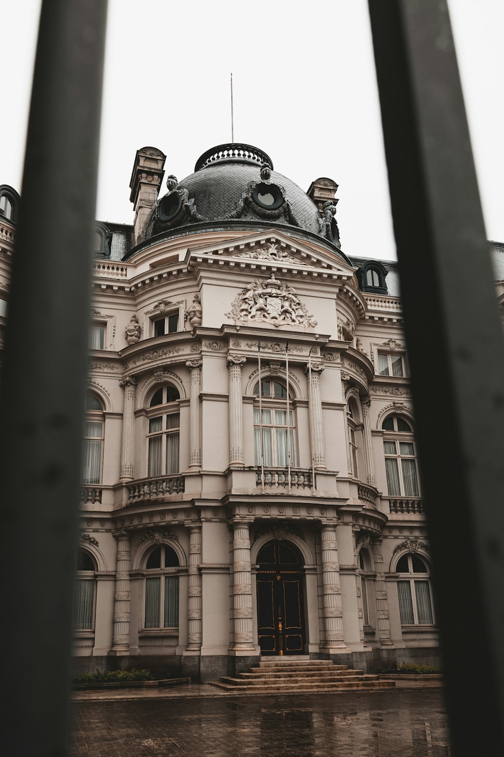 un grand bâtiment avec une horloge sur le dessus