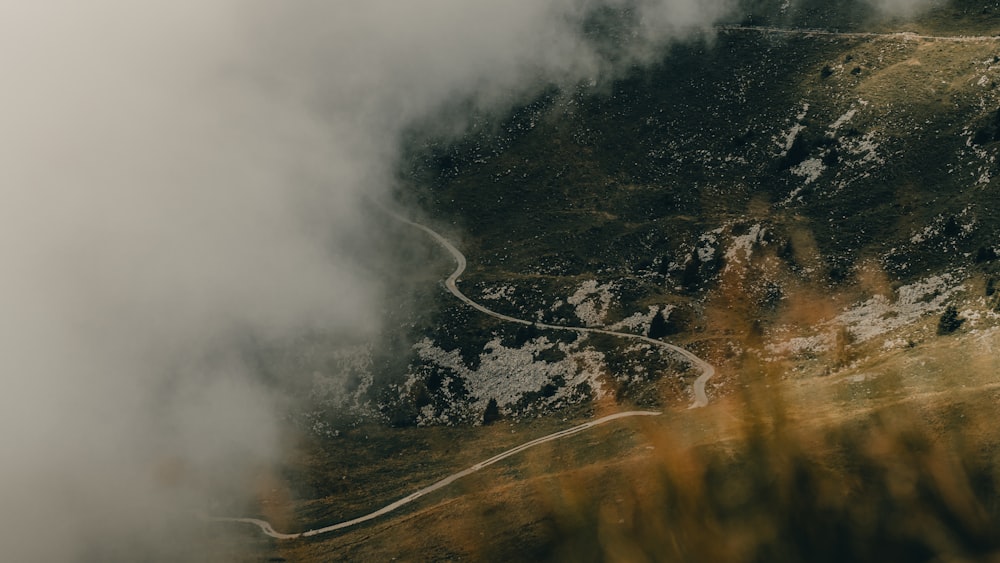 Una montaña con un camino sinuoso en medio de ella