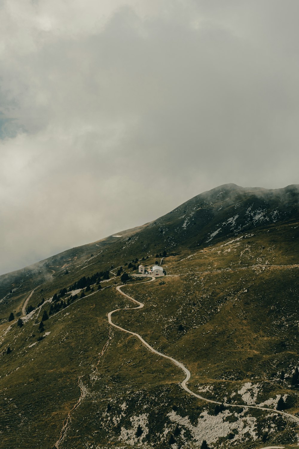 una colina con una casa en la cima