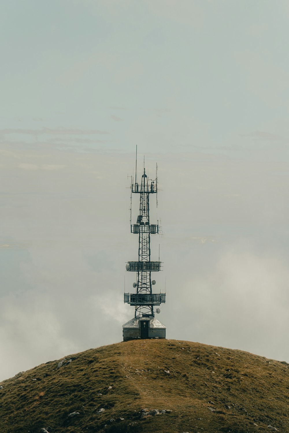 una torre de telefonía celular en la cima de una colina