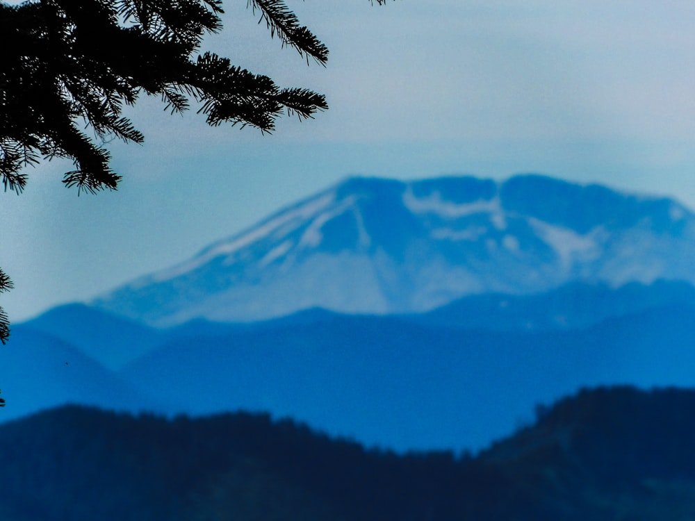 Blick auf eine verschneite Bergkette aus der Ferne