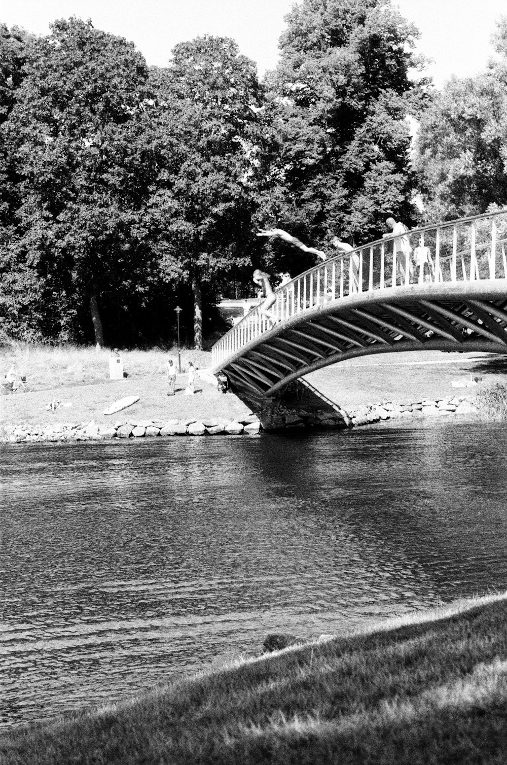 a black and white photo of a bridge over a river