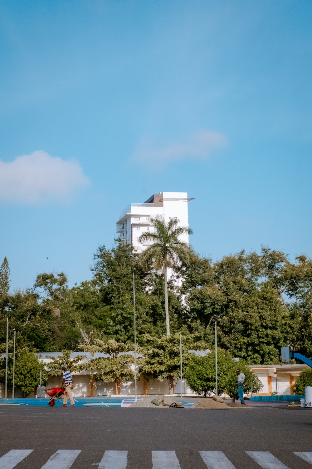 Un edificio alto y blanco sentado al costado de una carretera