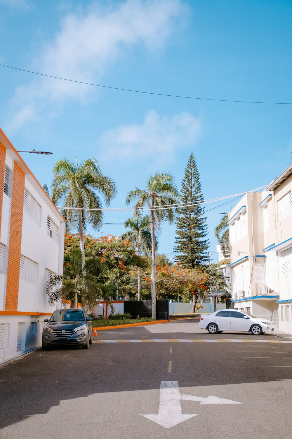 um carro branco estacionado em um estacionamento ao lado de um prédio