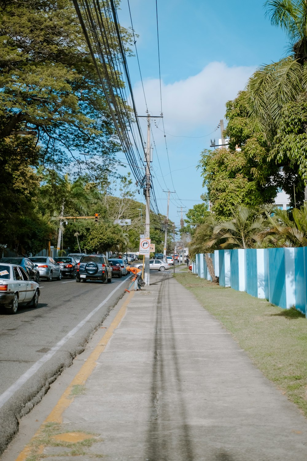 une rue avec des voitures garées sur le côté